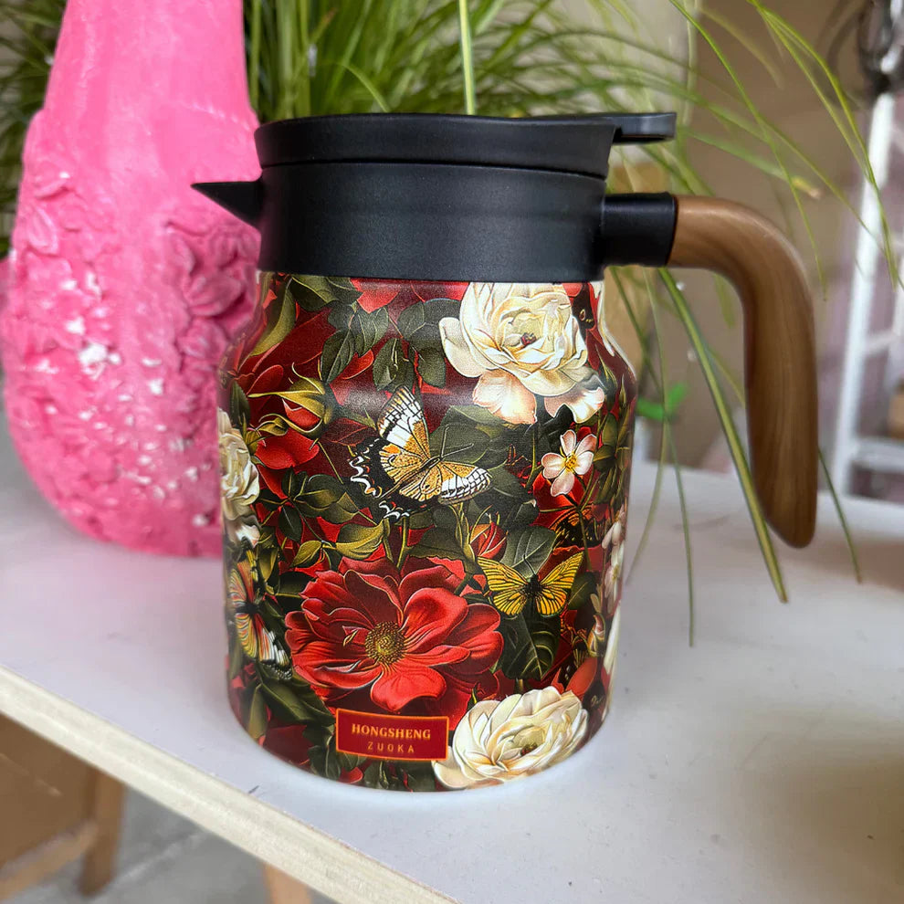 Warmhoud theepot op een gedekte tafel, klaar om thee te schenken. Stijlvol en praktisch.