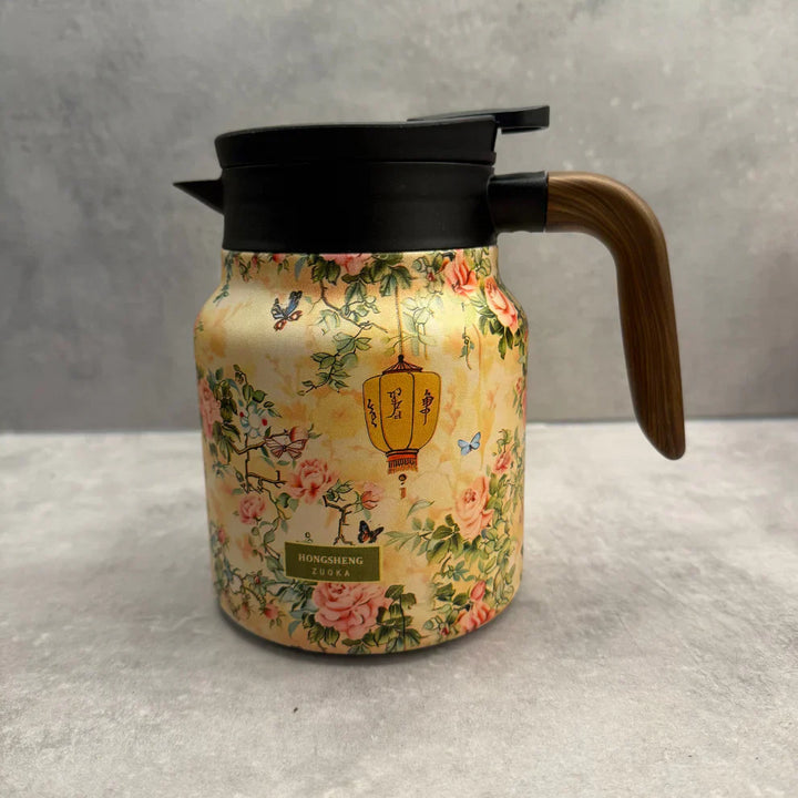 De theezeef van de theepot gevuld met losse thee, voor een aromatische infusie.