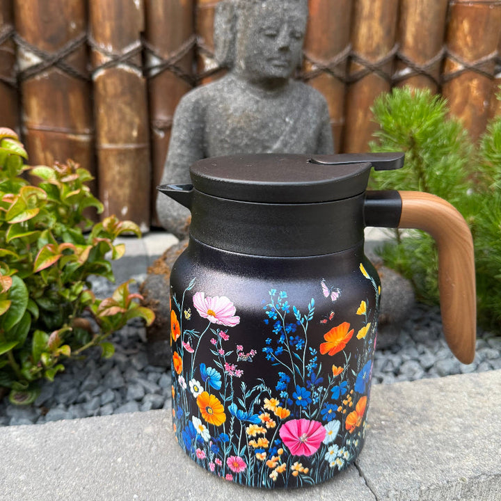 Ergonomisch design van de warmhoud theepot met handvat en deksel. Makkelijk te gebruiken.