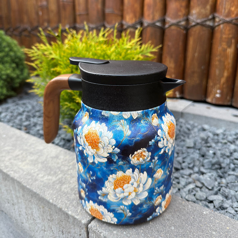 Elegant interieur item: de warmhoud theepot met theezeef in een huiselijke setting.