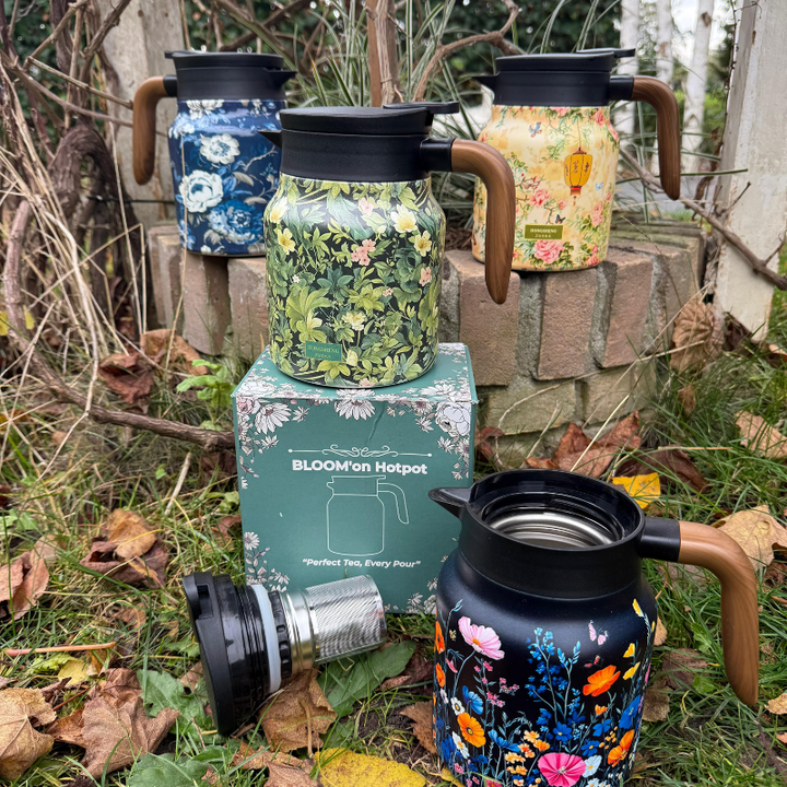 Warmhoud theepot in moderne stijl, met theezeef, klaar om verse thee te serveren.