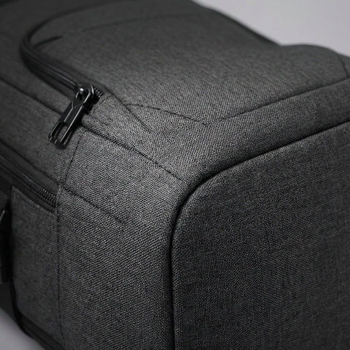Compacte waterbestendige laptoprugzak FlightFold voor zakenreizen; beschermt spullen tegen regen en schokken.
