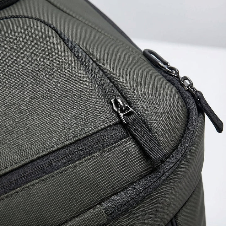 Ruime waterdichte laptop rugzak (17,3 inch) met georganiseerde vakken en anti-diefstal features voor reizen.