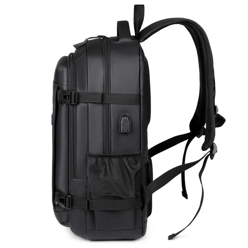 Zwarte waterdichte laptop rugzak voor heren, ideaal als reis- of schooltas. Duurzaam en comfortabel.