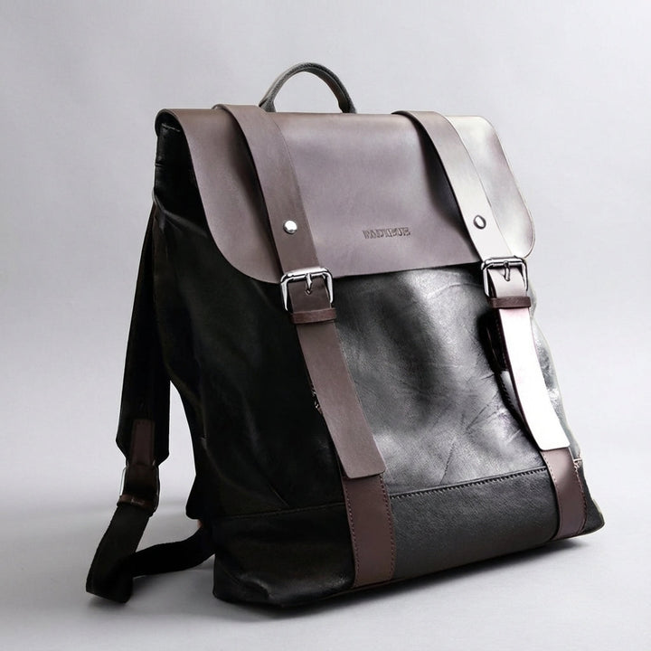 Stijlvolle bruine leren rugzak, waterdicht en duurzaam. Perfect als zakelijke tas, laptoprugzak of reistas.