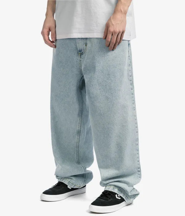 "Wijdvallende donkerblauwe heren jeans in oversize skaterstijl, ideaal voor dagelijks comfort en een trendy uitstraling."