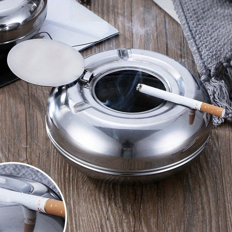 Rookaccessoire: winddichte asbak met deksel, voorkomt rondwaaien van as buiten, houdt omgeving schoon.