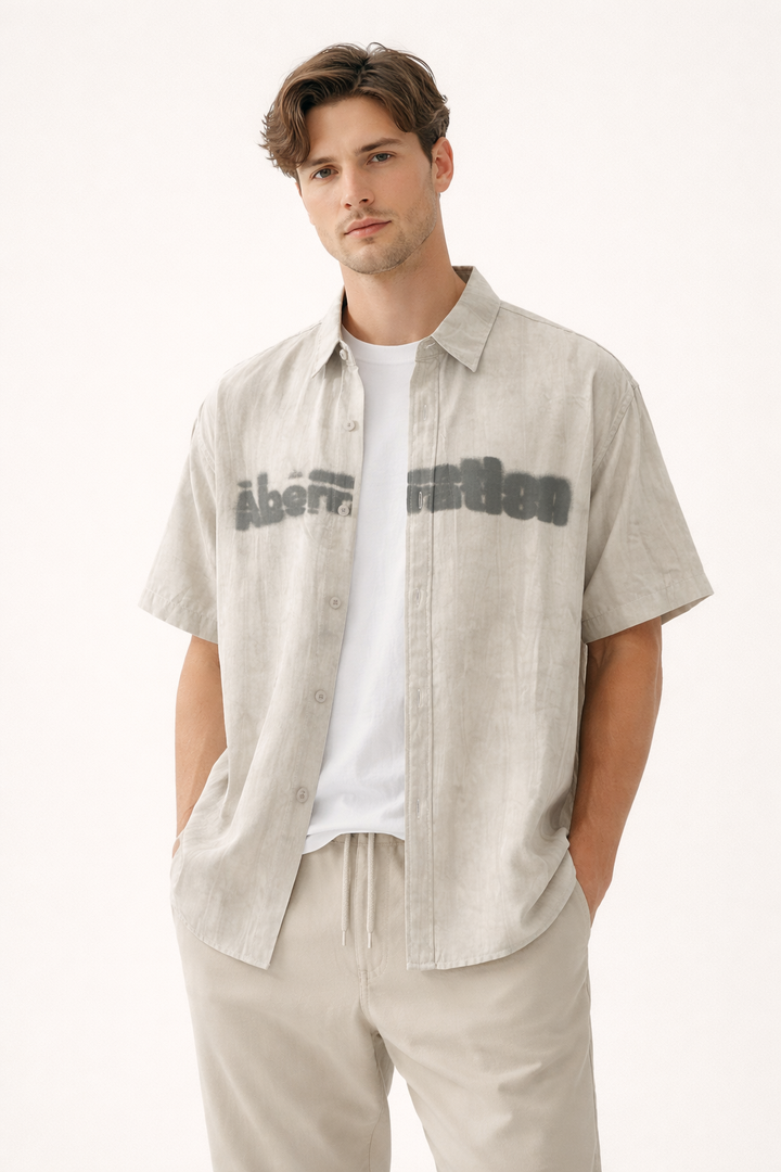 Wit heren casual overhemd met korte mouwen, perfect voor de zomer. Comfortabel en stijlvol voor dagelijks gebruik.