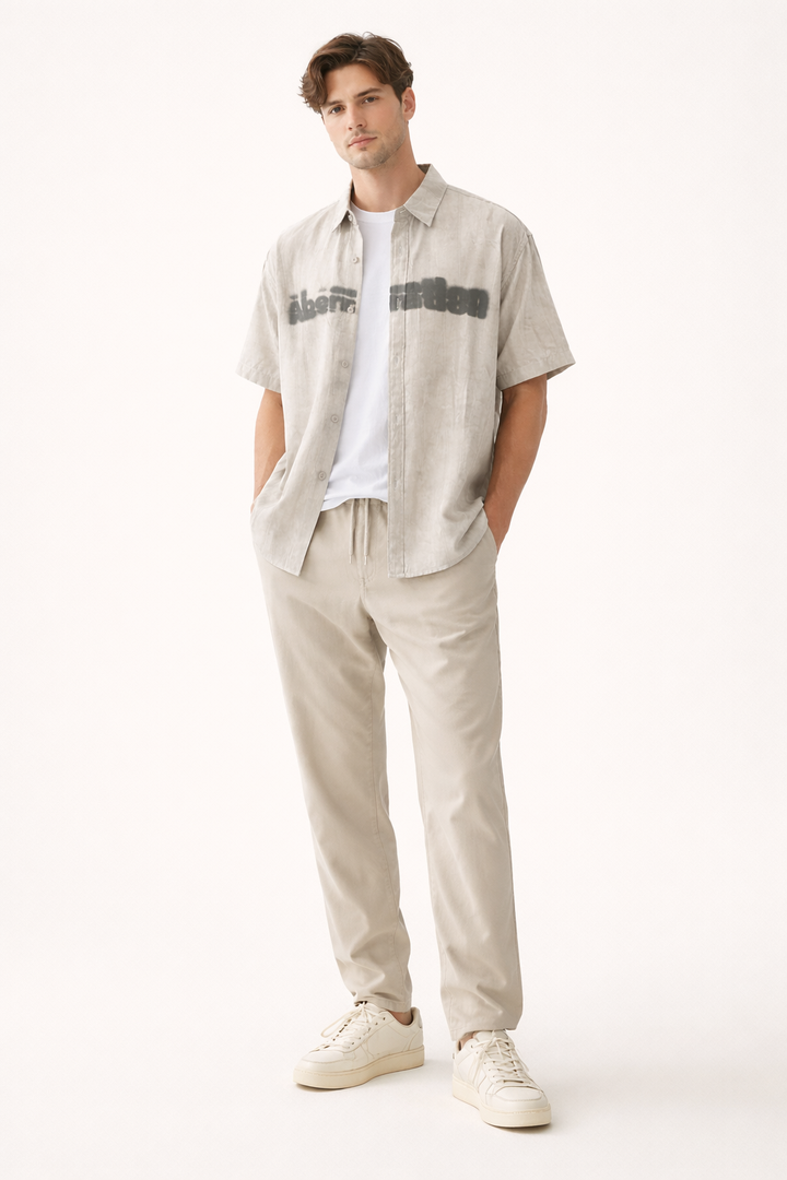 Zwart heren overhemd met korte mouwen, ideaal voor een casual zomerlook. Klassieke kraag, ademend en comfortabel.