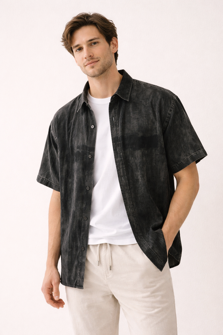 Stijlvol zwart heren casual overhemd met klassieke kraag en korte mouwen. Essentieel voor zomerse herenmode.