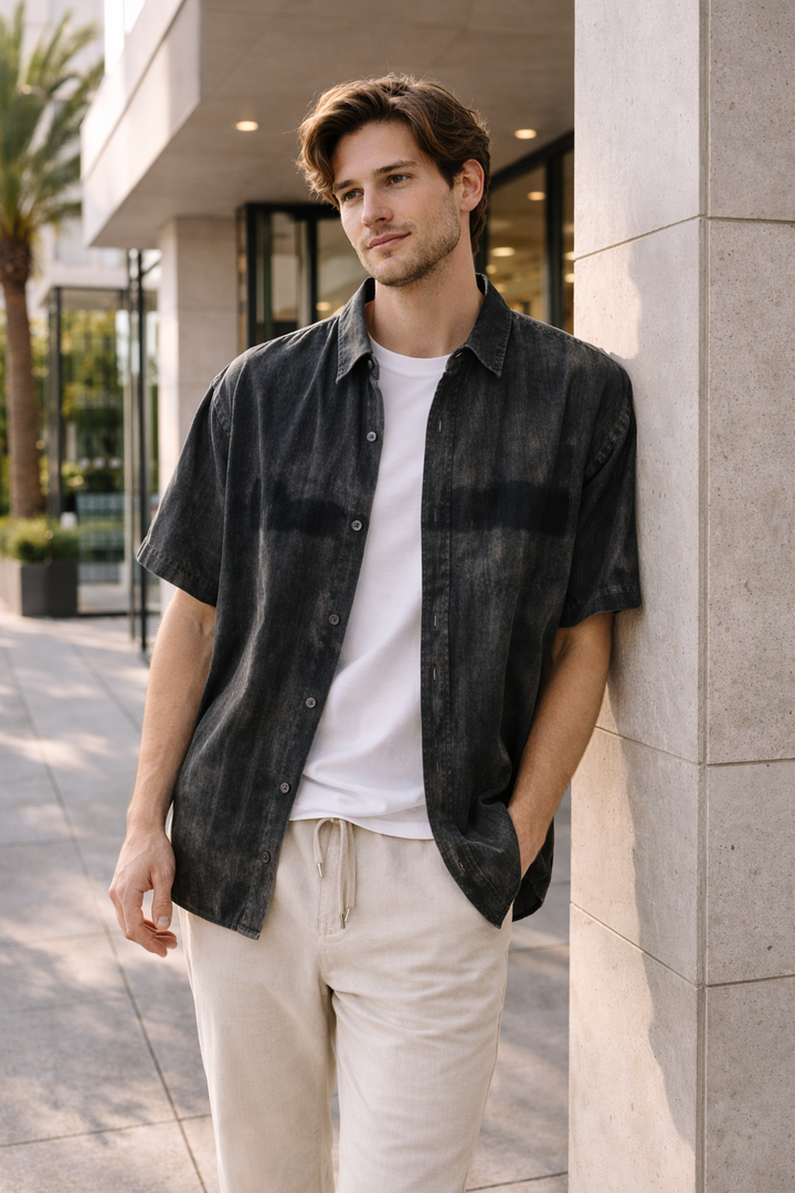 Zomer casual herenoverhemd met korte mouwen in zwart. Klassieke kraag, perfect voor comfortabele en stijlvolle herenmode.