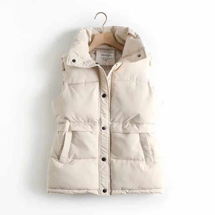 "Wit winddicht dames bodywarmer, lichtgewicht en stijlvol, hoge kraag en ruime zakken, ideaal voor buitenactiviteiten."
