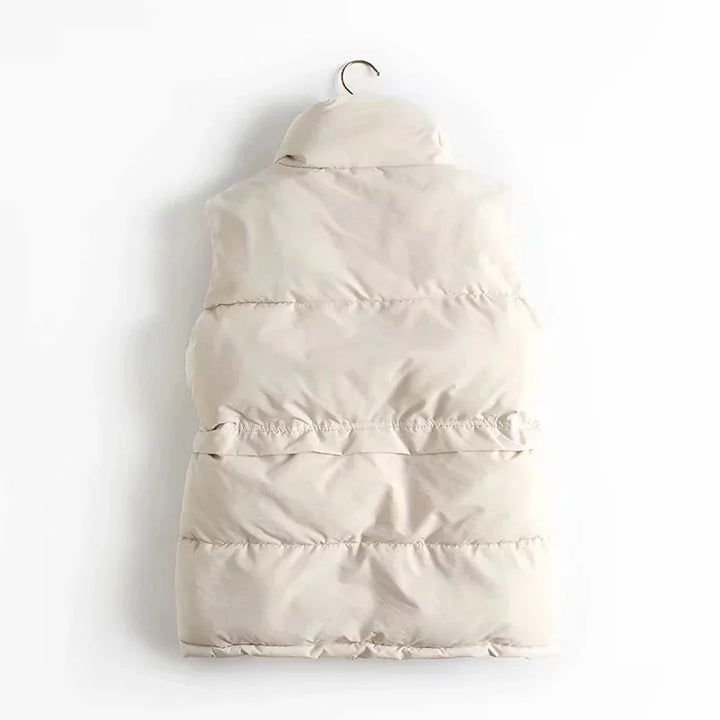 "Wit winddicht dames bodywarmer, lichtgewicht en stijlvol, hoge kraag en ruime zakken, ideaal voor buitenactiviteiten."