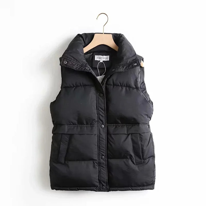 "Wit winddicht dames bodywarmer, lichtgewicht en stijlvol, hoge kraag en ruime zakken, ideaal voor buitenactiviteiten."