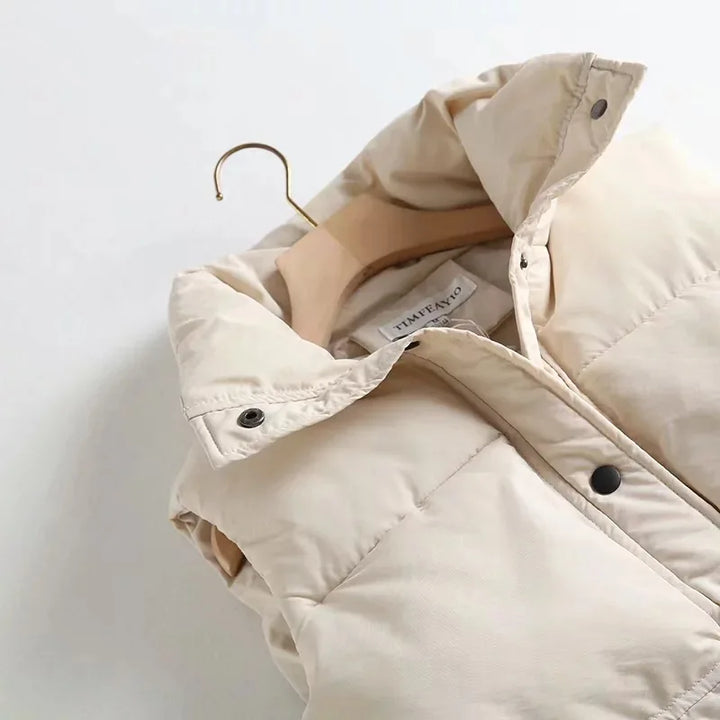 "Wit winddicht dames bodywarmer, lichtgewicht en stijlvol, hoge kraag en ruime zakken, ideaal voor buitenactiviteiten."
