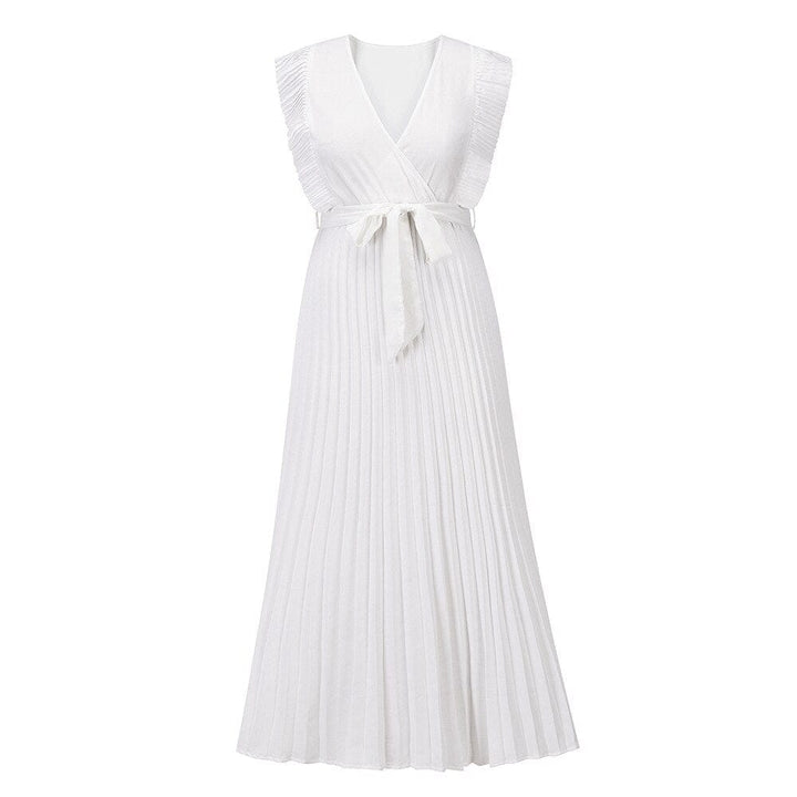 Witte chiffon bohemian zomerjurk met V-hals en vloeiende lijnen, ideaal voor elegante en feestelijke zomermomenten.