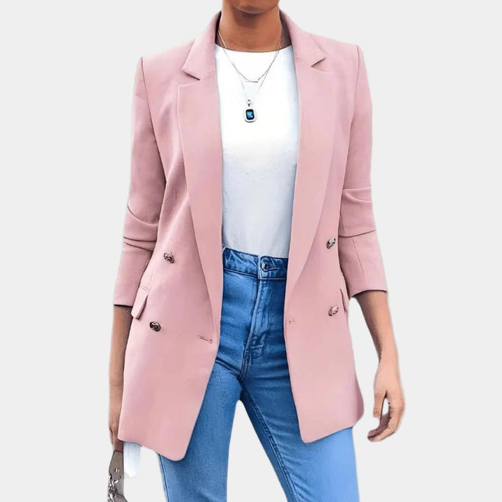 Elegante getailleerde dames blazer, veelzijdig voor formeel of casual, met opvallende gouden knoop details.