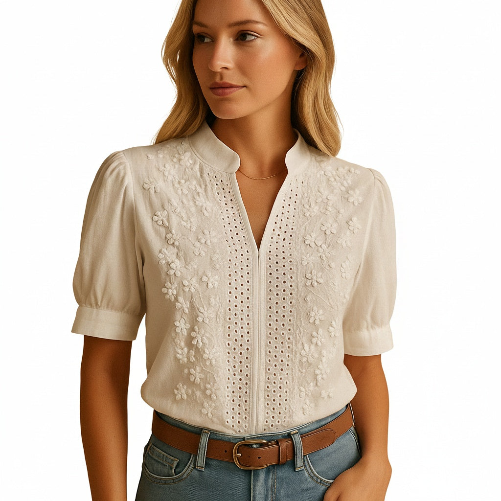 Witte dames blouse met elegante V-hals, korte pofmouw en gedetailleerd bloemborduursel, perfect voor zomerse casual chic.