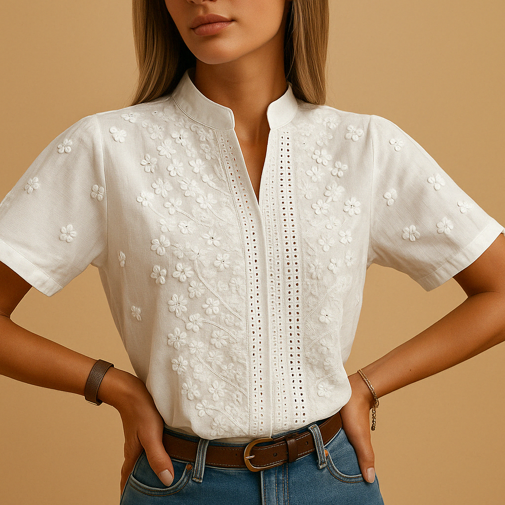 Elegante dames blouse met V-hals en korte pofmouw, voorzien van prachtig bloemborduursel, geschikt voor elke gelegenheid.