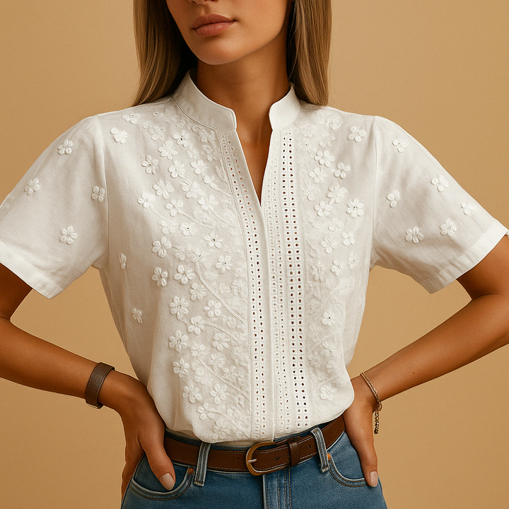 Elegante dames blouse met V-hals en korte pofmouw, voorzien van prachtig bloemborduursel, geschikt voor elke gelegenheid.