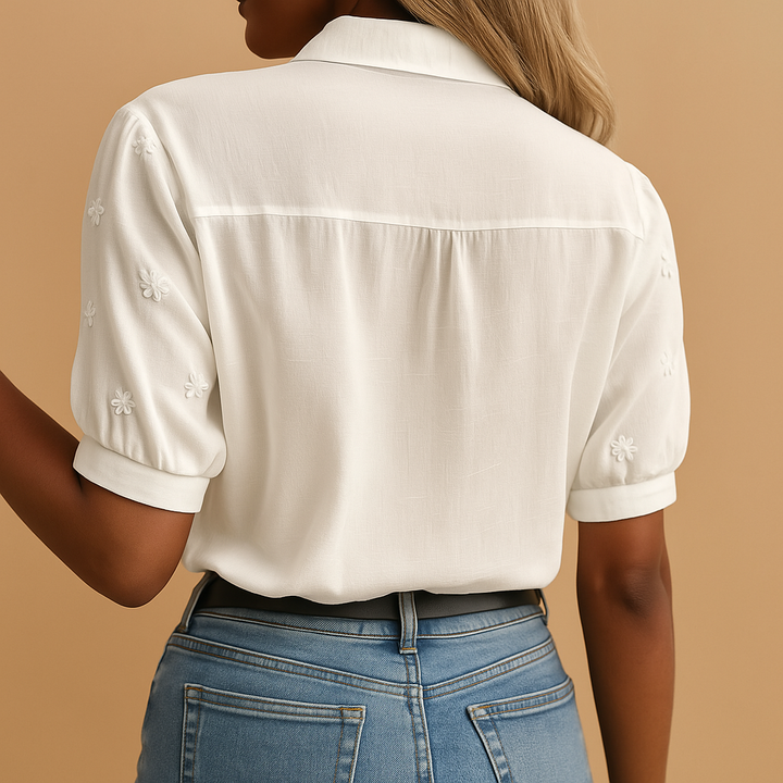 Comfortabele zomerse dames blouse met korte mouw, V-hals en verfijnd bloemborduursel voor een frisse uitstraling.