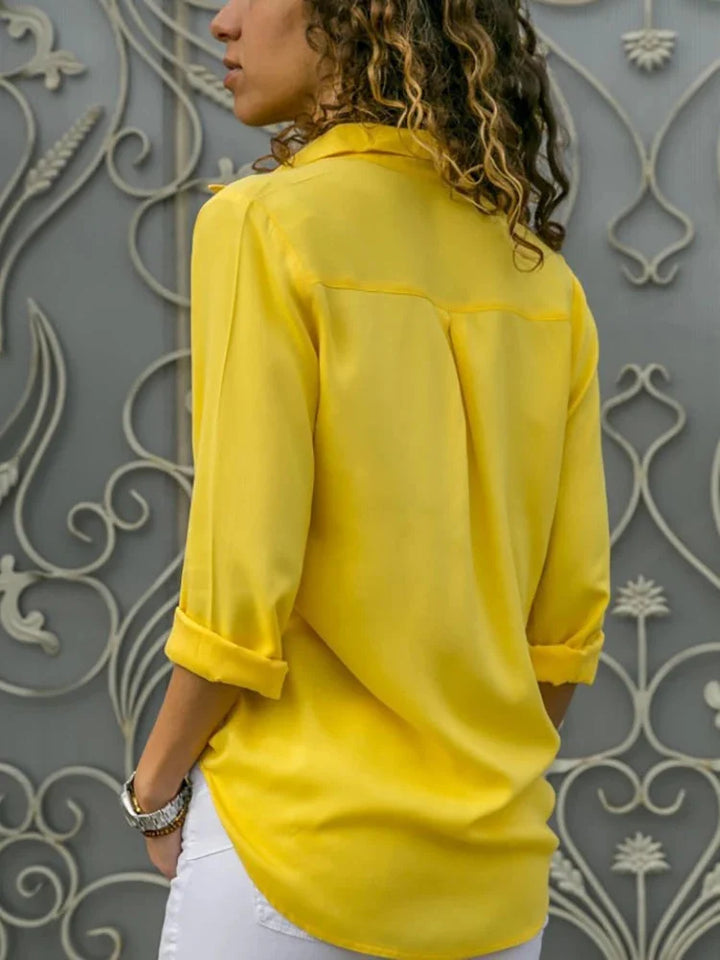Gele casual chic dames blouse met losse pasvorm en kraag. Veelzijdige top met knoopsluiting.