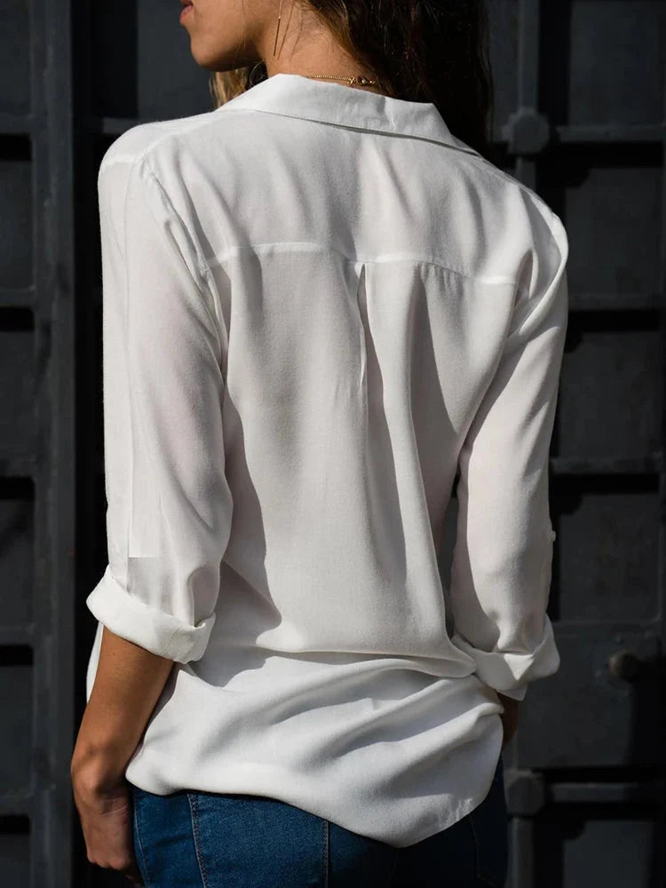 Grijze modieuze dames blouse met losse pasvorm. Elegante knoopsluiting, perfect als veelzijdige kantoortop.