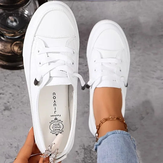 Witte dames lage schoenen met ergonomische zool, comfortabel en schokabsorberend voor dagelijks gebruik.