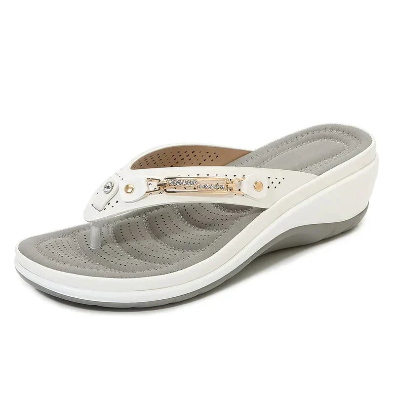 Witte dames orthopedische slippers met zachte zool en comfort fit voor optimale voetondersteuning.