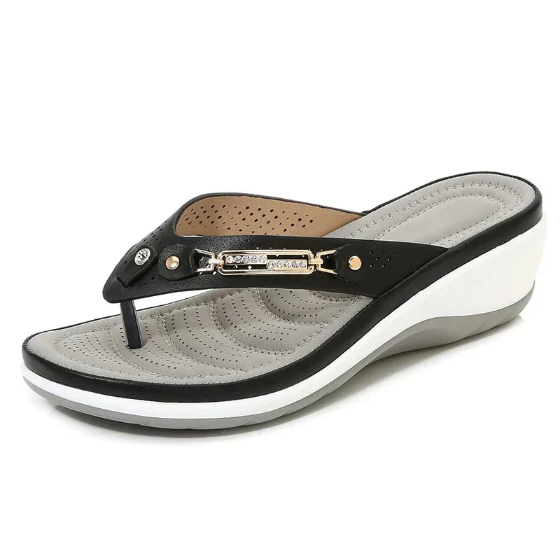 Zwarte comfort dames slippers met zachte zool, ideaal voor casual gebruik en als zomerschoenen.