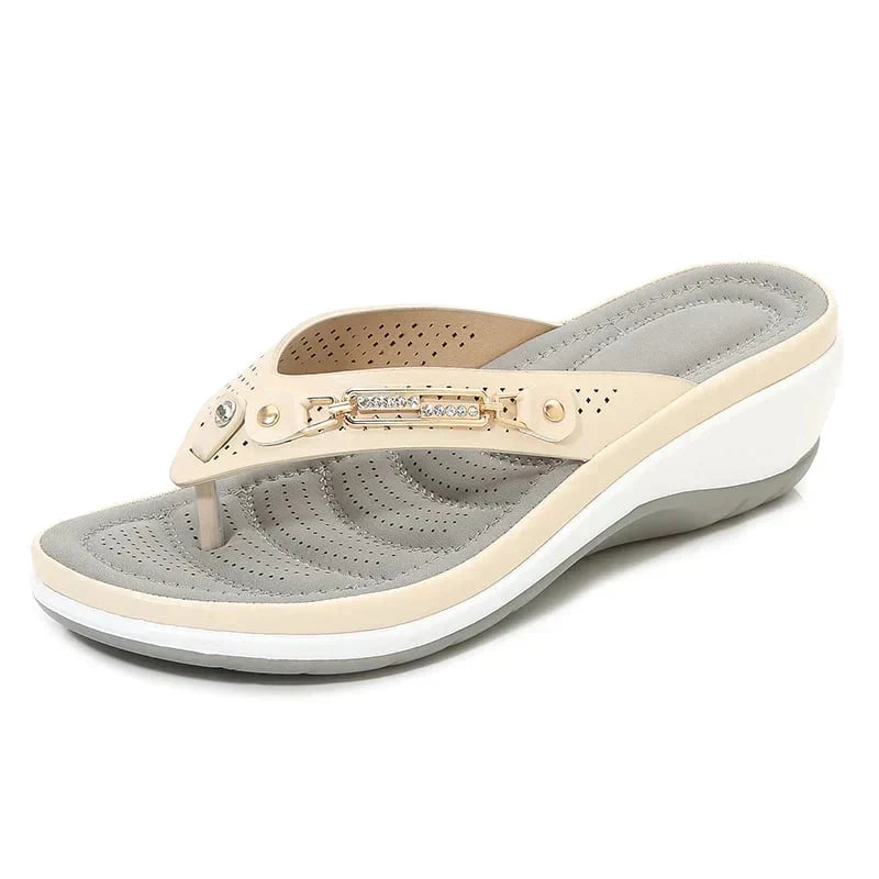 Beige dames orthopedische slippers, ontworpen met zachte zool en uitstekende voetondersteuning.