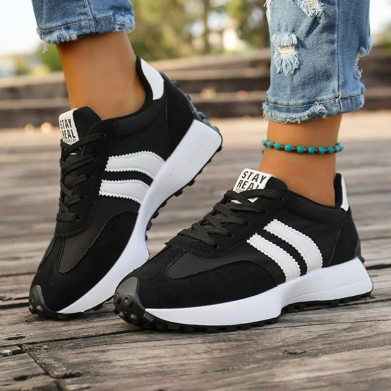 Witte dames orthopedische sneakers met voetboogsteun en schokdemping voor optimaal loopcomfort.