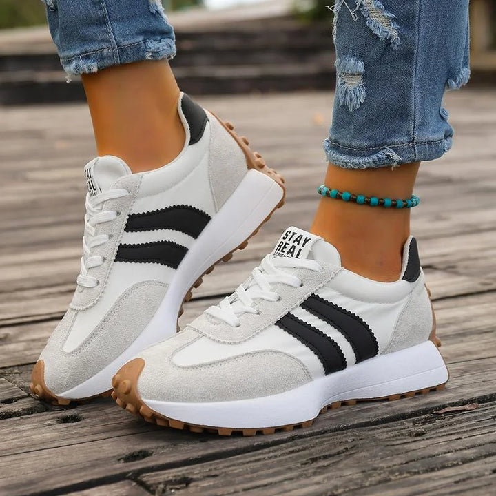 Close-up van de ergonomische voetboogondersteuning in dames orthopedische sneakers.