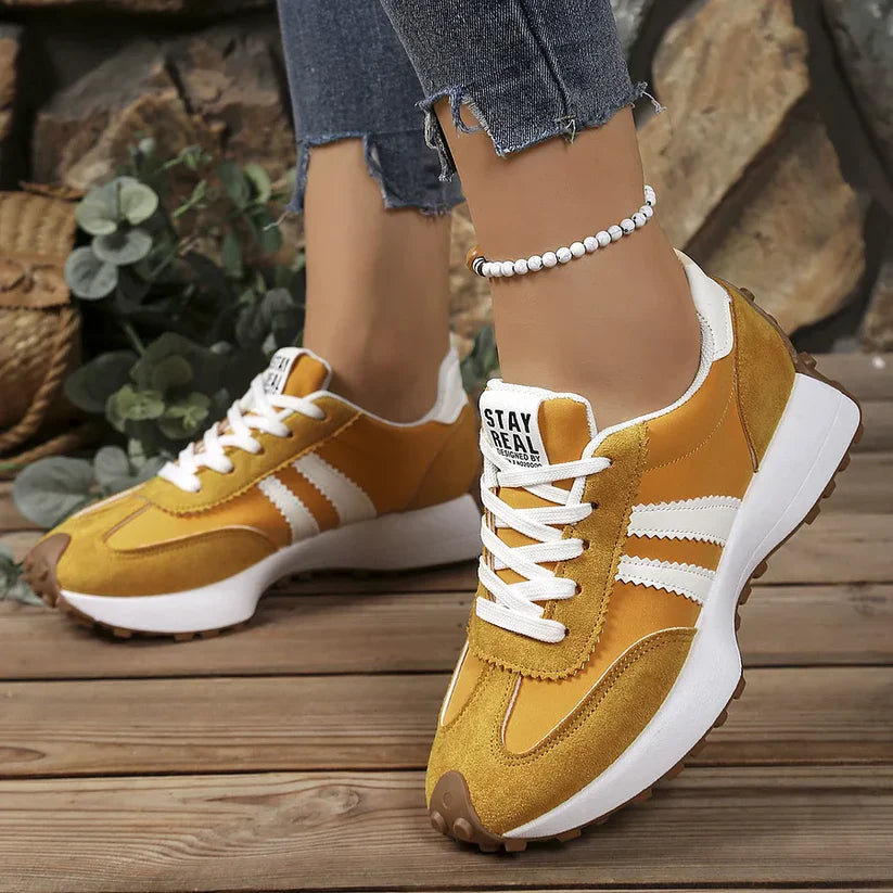 Detail van de ademende stof en flexibele zool van dames sneakers met geavanceerde demping.