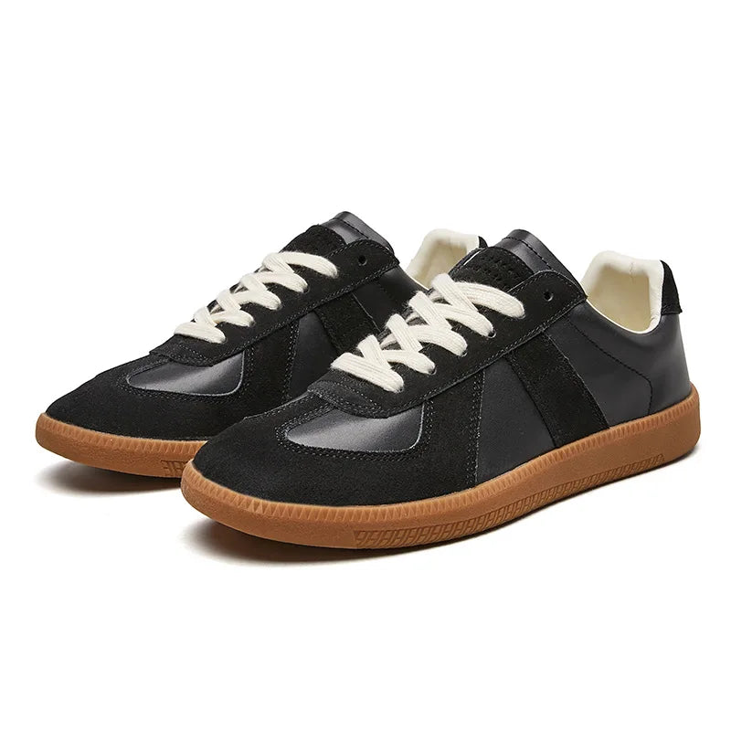 Trendy zwarte retro damessneakers met dikke comfortzool. Perfecte urban stijl veterschoenen.