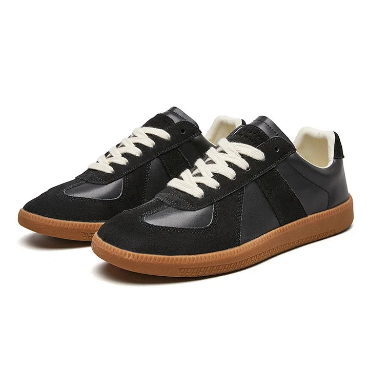 Trendy zwarte retro damessneakers met dikke comfortzool. Perfecte urban stijl veterschoenen.