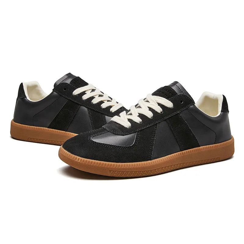 Bruine dames casual schoenen met dikke zool, retro design. Comfortabele veterschoenen voor elke dag.