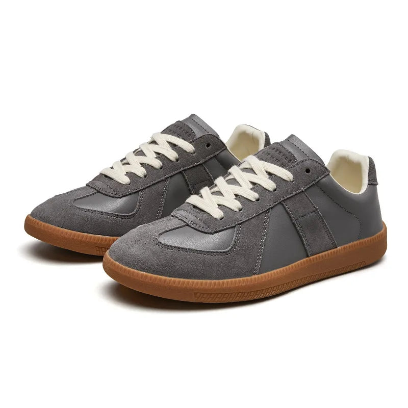 Witte dames retro sneakers met dikke zool en veters. Trendy en comfortabel voor een moderne urban look.