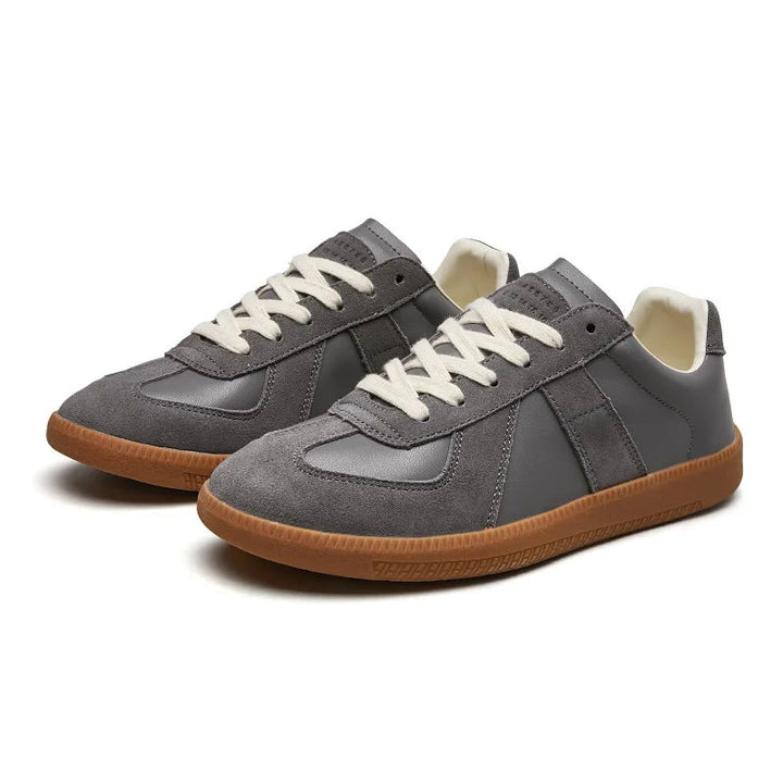 Witte dames retro sneakers met dikke zool en veters. Trendy en comfortabel voor een moderne urban look.