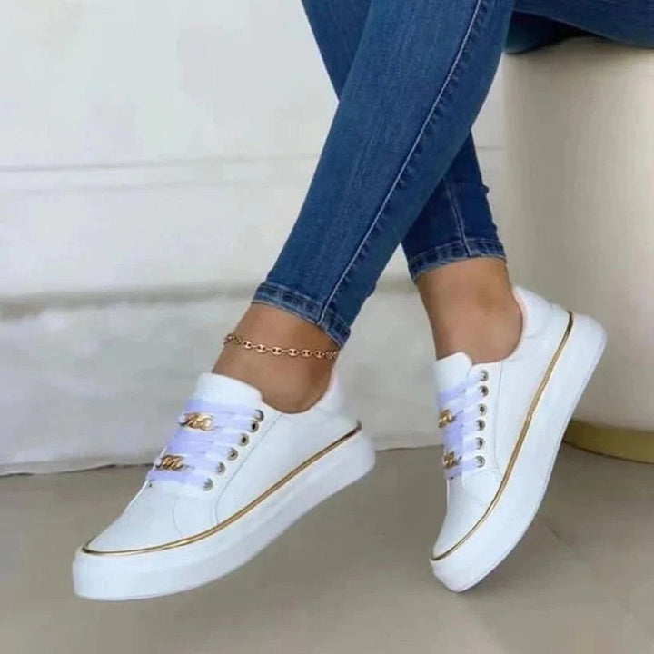 Witte Dames Sneakers Luna met elegante gouden details, perfect voor comfortabele dagelijkse stijl. Casual moderne schoenen.