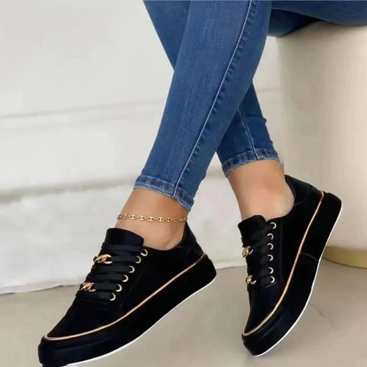 Comfortabele Luna dames sneakers met opvallende gouden details. Deze moderne casual schoenen zijn perfect voor elke dag.