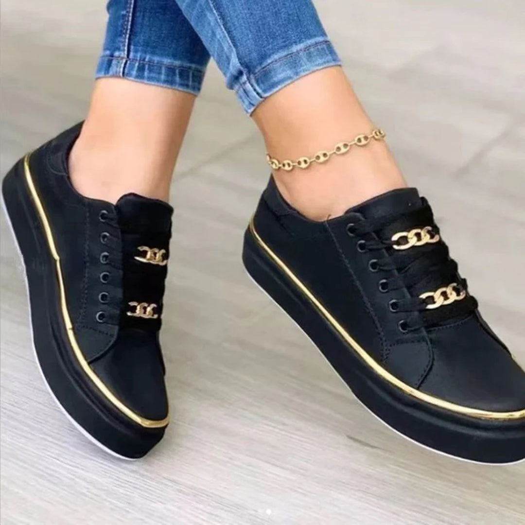 Elegante witte dames sneakers Luna met luxe gouden details. Jouw ideale casual schoenen voor een comfortabele dagelijkse stijl.