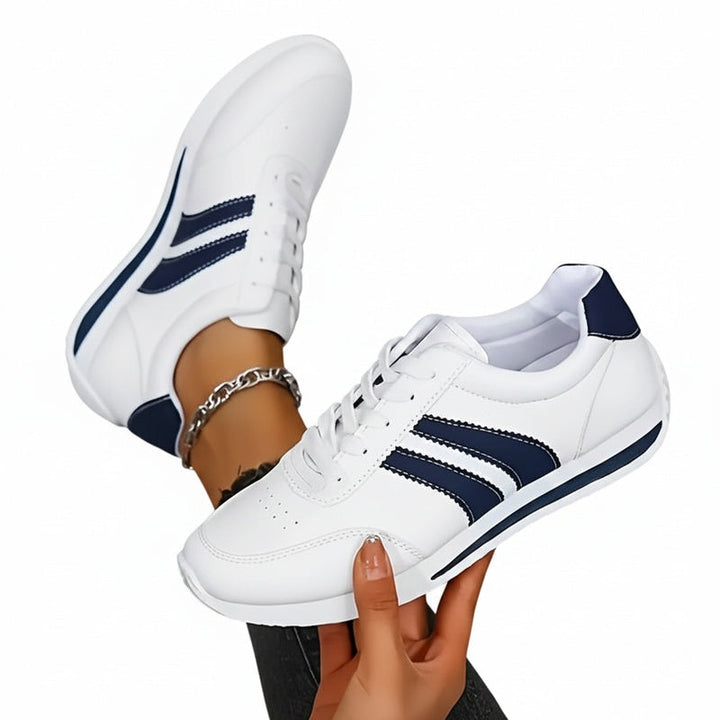Witte dames sneakers met veters voor comfort en stijl; ideaal voor dagelijks gebruik.