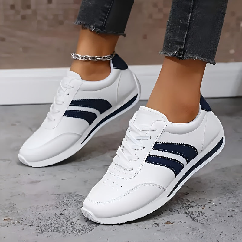 Casual dames sneakers, wit, met vetersluiting; perfect voor dagelijkse stijl en comfort.