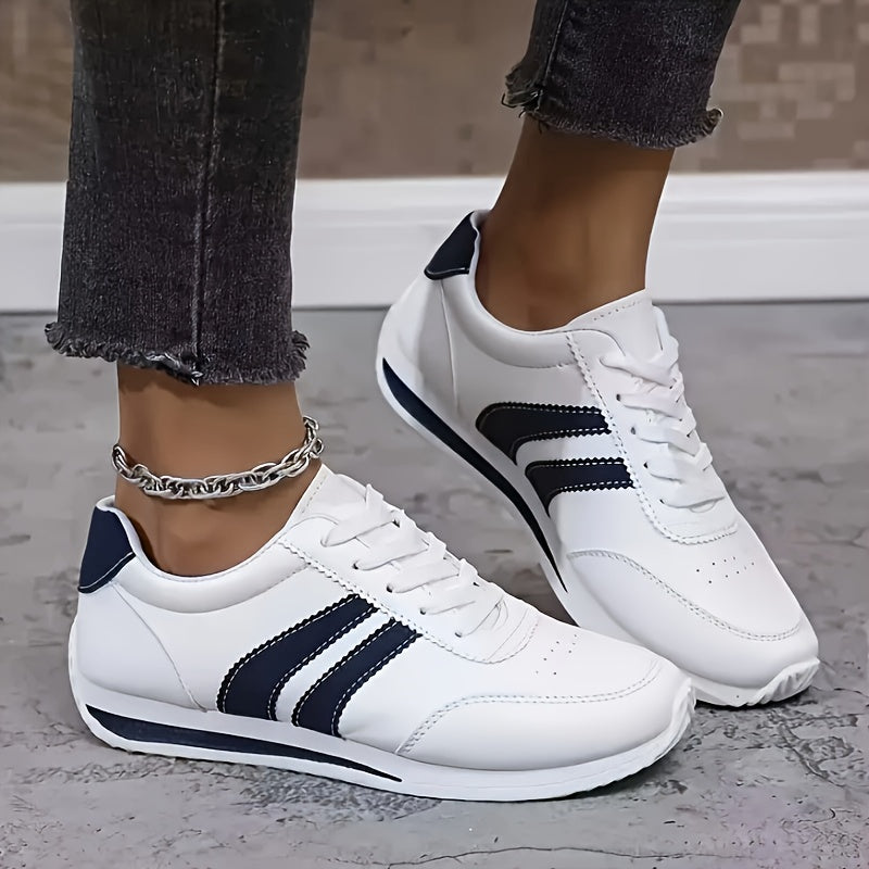 Stijlvolle witte dames vetersneakers met brede pasvorm voor optimaal comfort de hele dag.