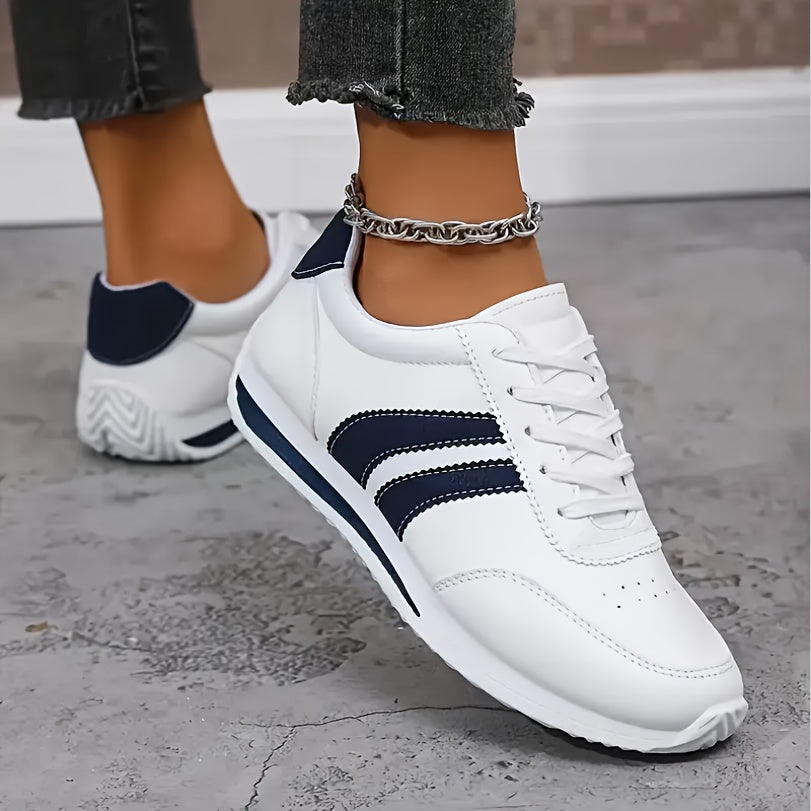 Trendy witte dames sneakers, comfortabele veterschoenen, geschikt voor elke casual outfit.