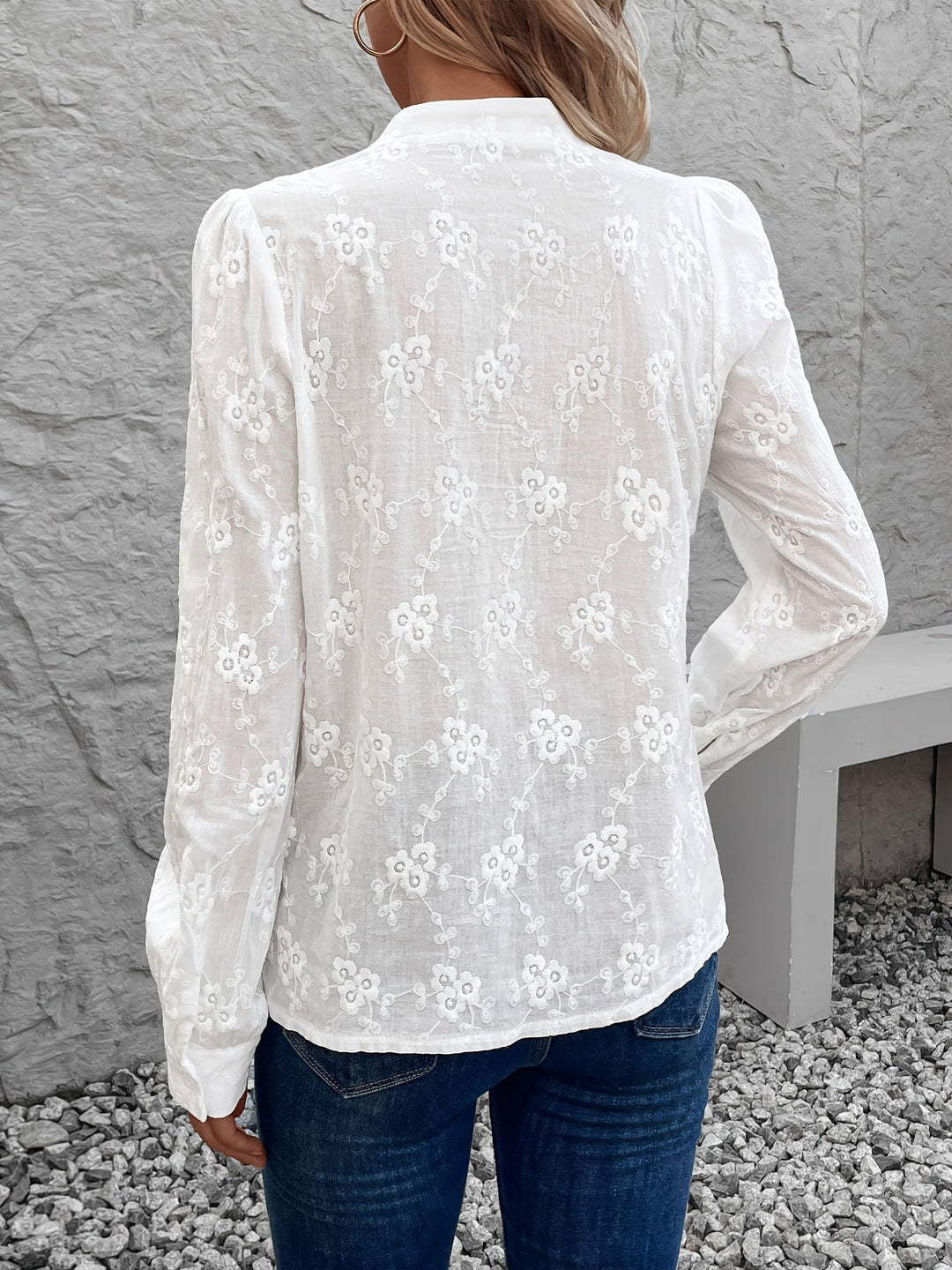 Chique witte damesblouse met delicaat detail, lange mouwen voor een vrouwelijke look.