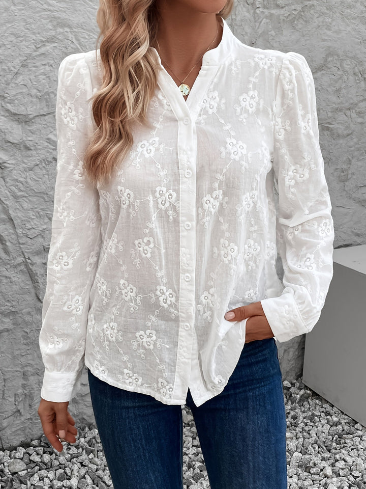 Verfijnde witte damesblouse met lange mouwen en delicaat detail, ideaal voor lente of zomer.