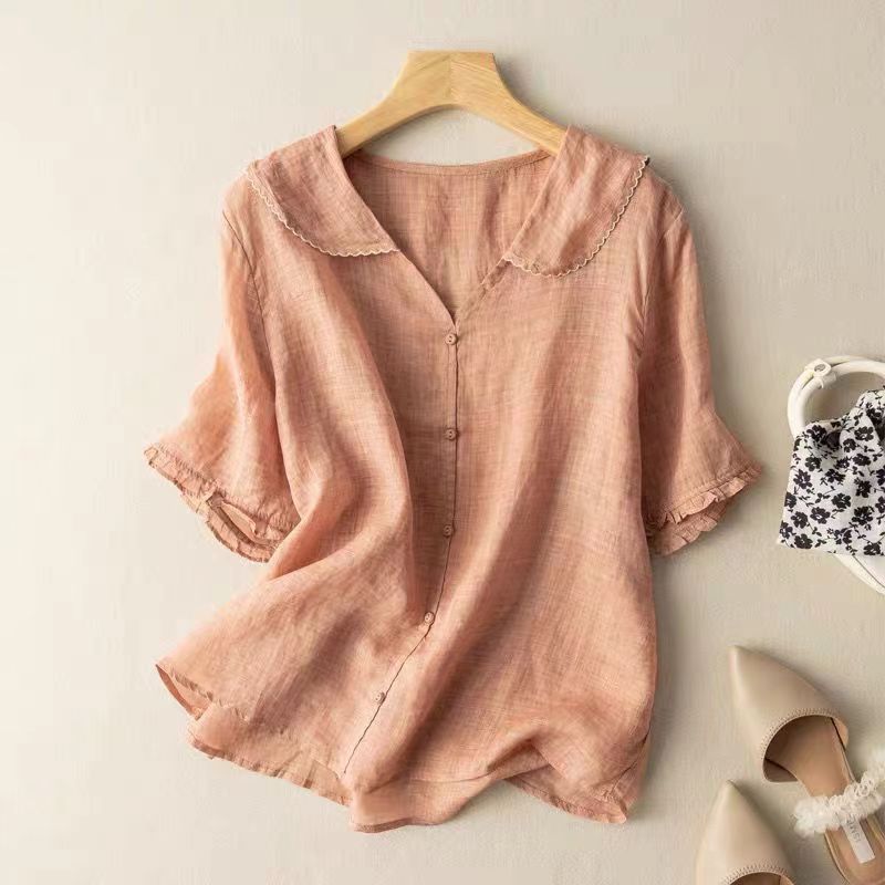 Modieuze losvallende dames peterpan blouse met korte mouwen, ideaal voor een casual chic zomerlook.
