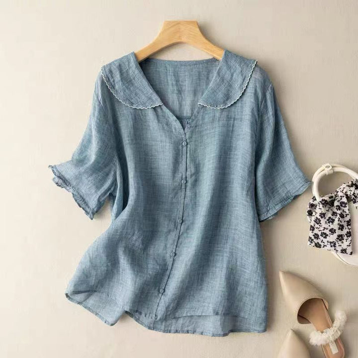Verfijnde damesblouse met korte mouwen en peterpankraag, perfect voor comfortabele en elegante mode.